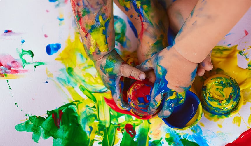 ידיים של ילדים מלוכלכות בצבע